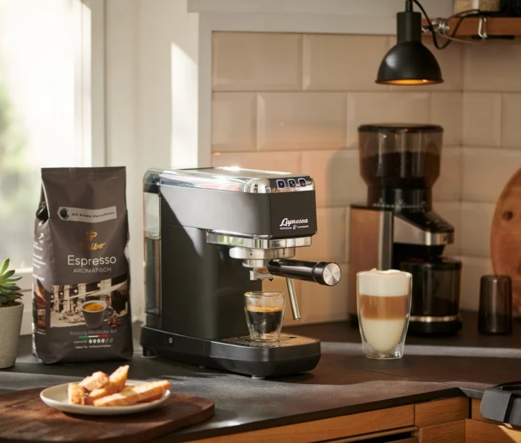 Tchibo Ekspres ciśnieniowy kolbowy Lapressa czarny